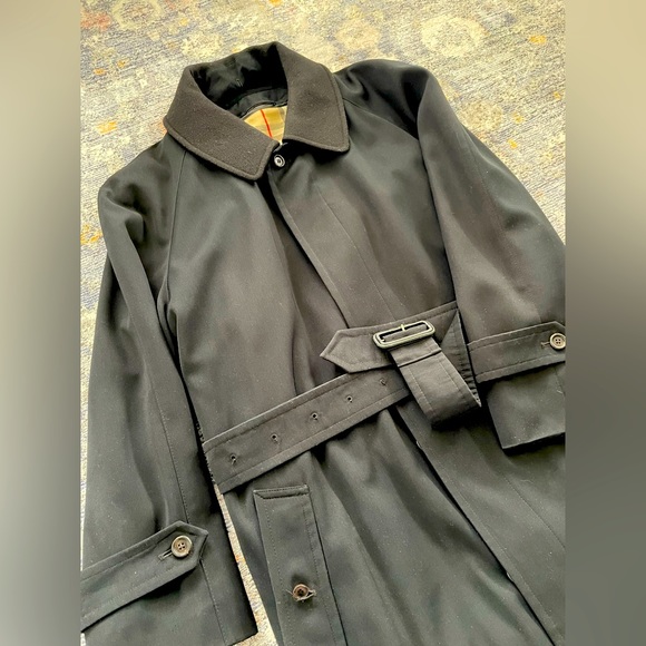 Stylish Burberry long trench coat with removable liner. - Picture 5 of 16